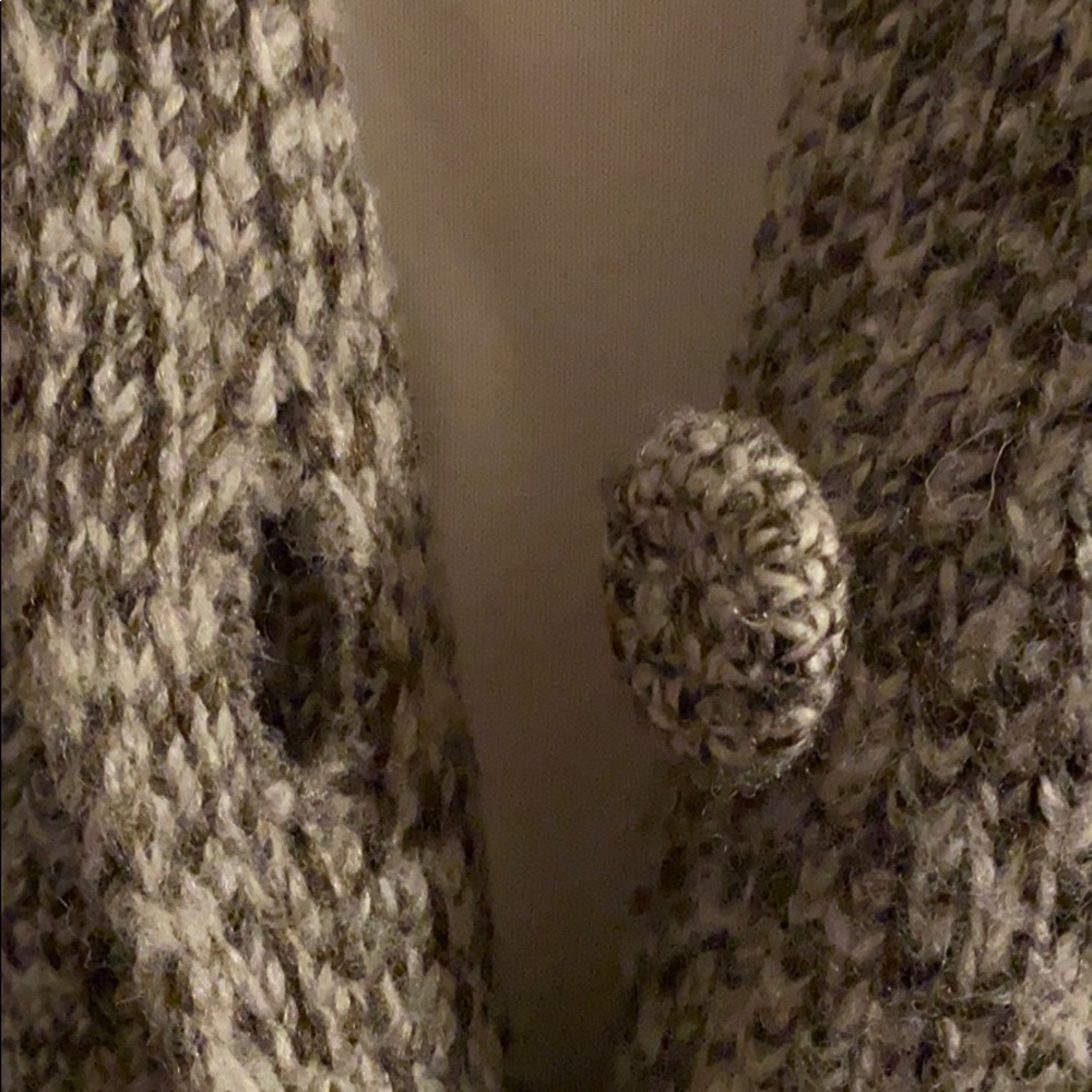 2 button Sweater - Picture 5 of 12
